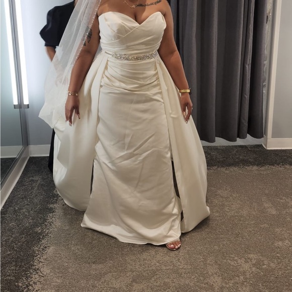 Brand new wedding dress size 16 never worn Color ivory